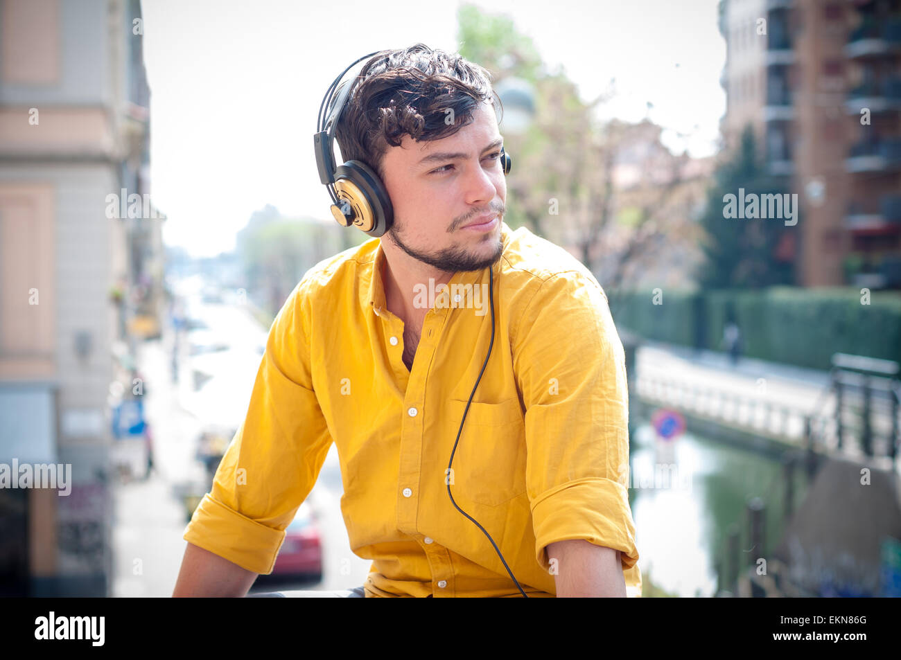 Hipster giovane uomo ascoltare musica Foto Stock