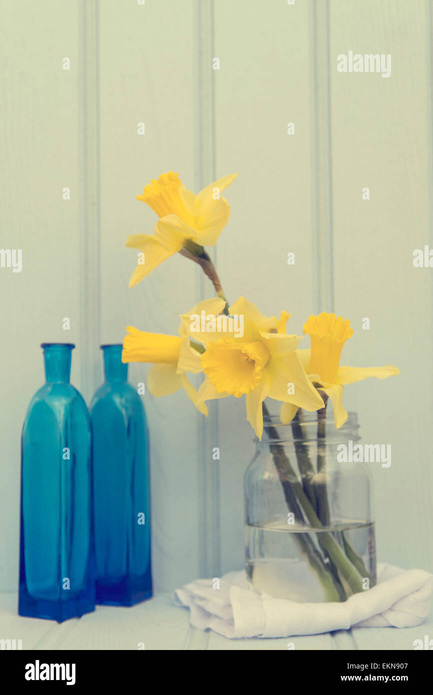 Ancora vita immagine di fiori di primavera con Instagram Croce trasformati  filtro applicato Foto stock - Alamy