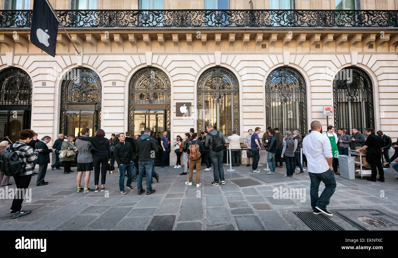 10 Aprile 2015 - Parigi, Francia persone line up front di Parigi' Opera Apple Store su Apple Guarda il giorno del lancio. Apple lancia la Apple per guardare in store try-on e on-line pre-ordini degli Stati Uniti, in Francia e in altri 7 paesi su Aprile 10th, 2015. Foto Stock