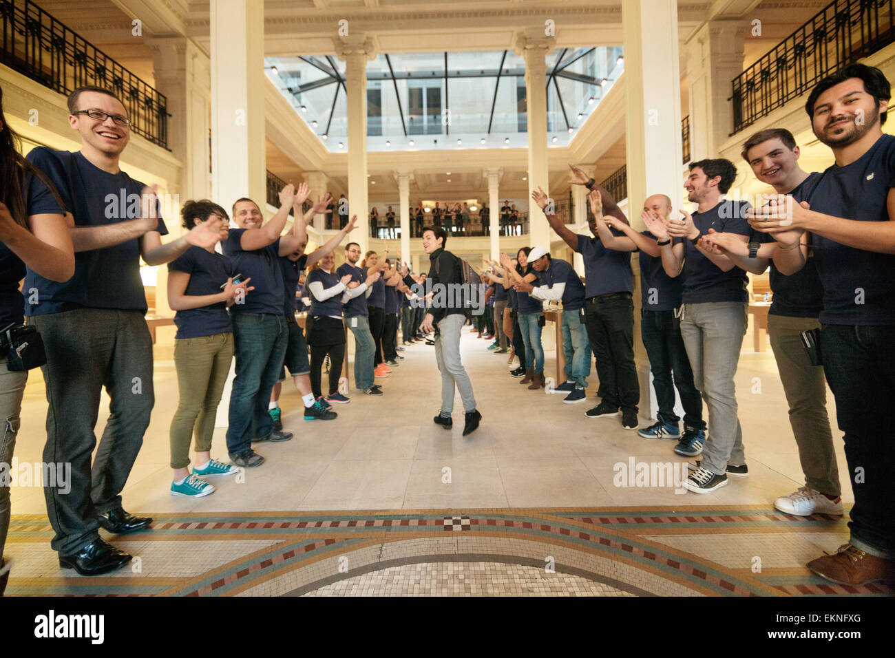 10 Aprile 2015 - Parigi, Francia i dipendenti Apple primo saluto ai visitatori in Opera Apple Store. Apple ha lanciato la Apple per guardare in store try-on e on-line pre-ordini degli Stati Uniti, in Francia e in altri 7 paesi su Aprile 10th, 2015. Foto Stock