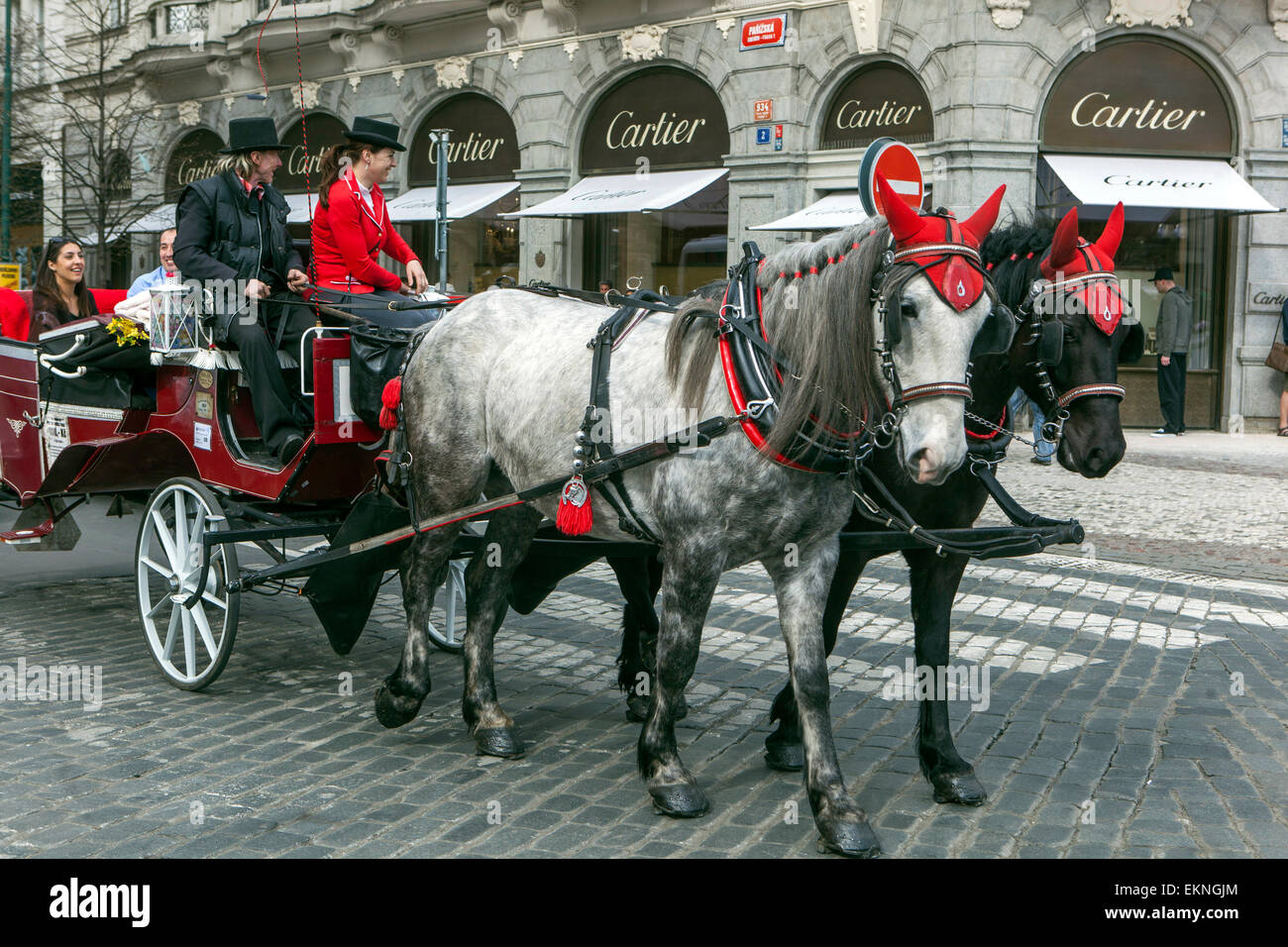 Turisti in carrozza a cavallo, via Parizska Praga Centro storico Praga Repubblica Ceca Foto Stock