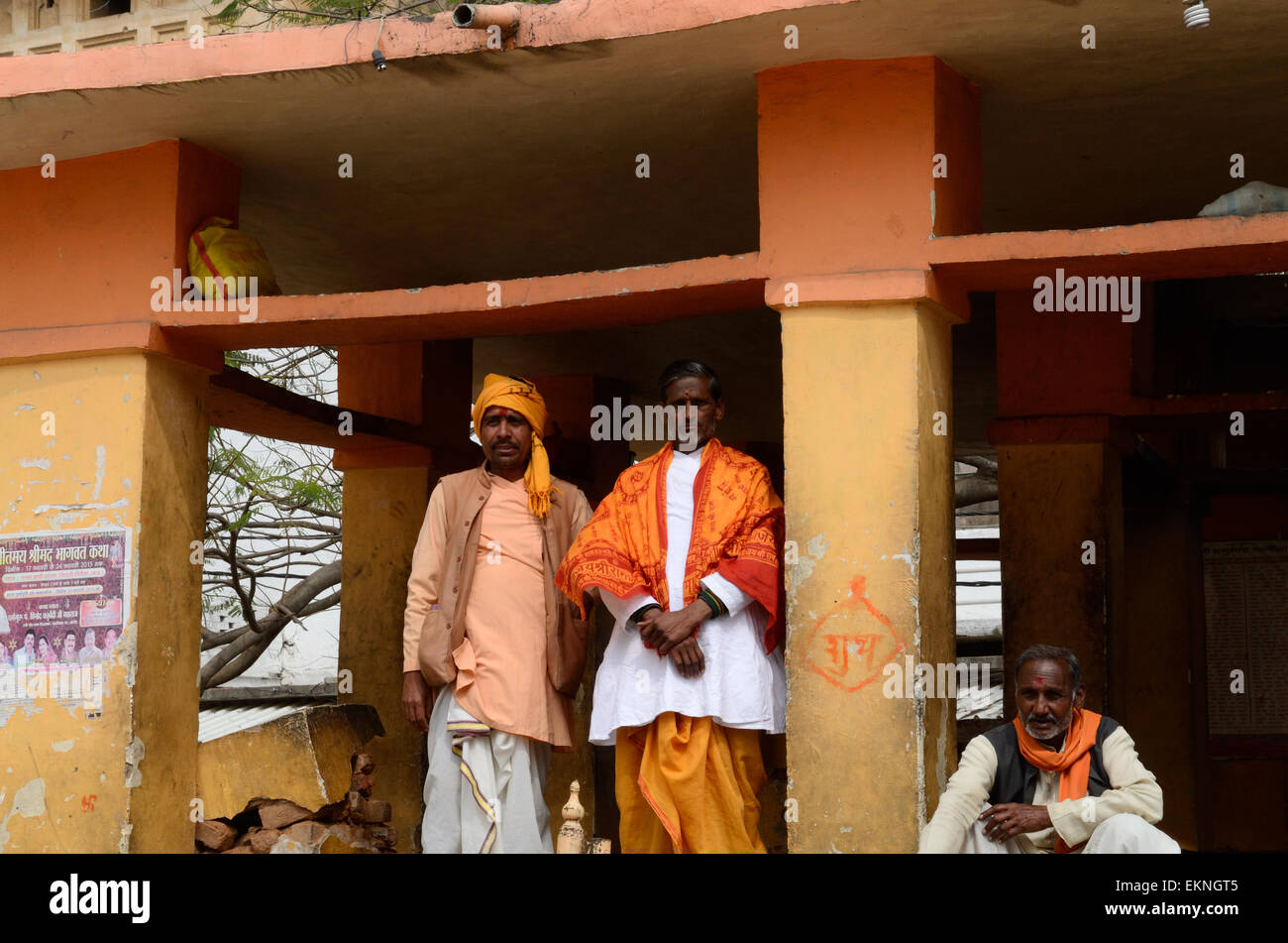 Tre HiIndu gli anziani del villaggio di arancione e giallo edificio dipinto di Ram Raja Tempio o Tempio Orchha Madhya Pradesh India Foto Stock
