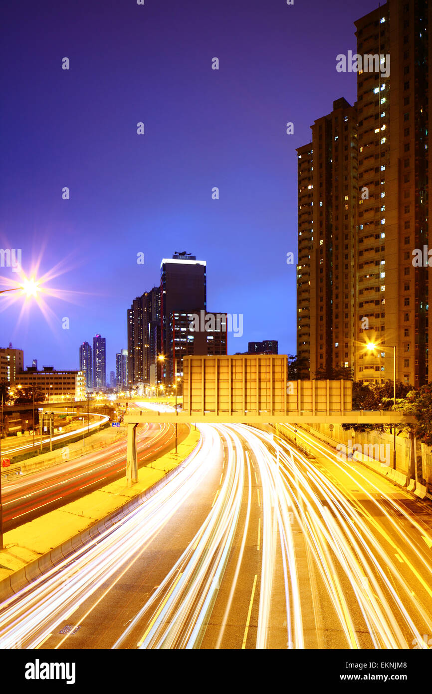 Il traffico su autostrada di notte Foto Stock