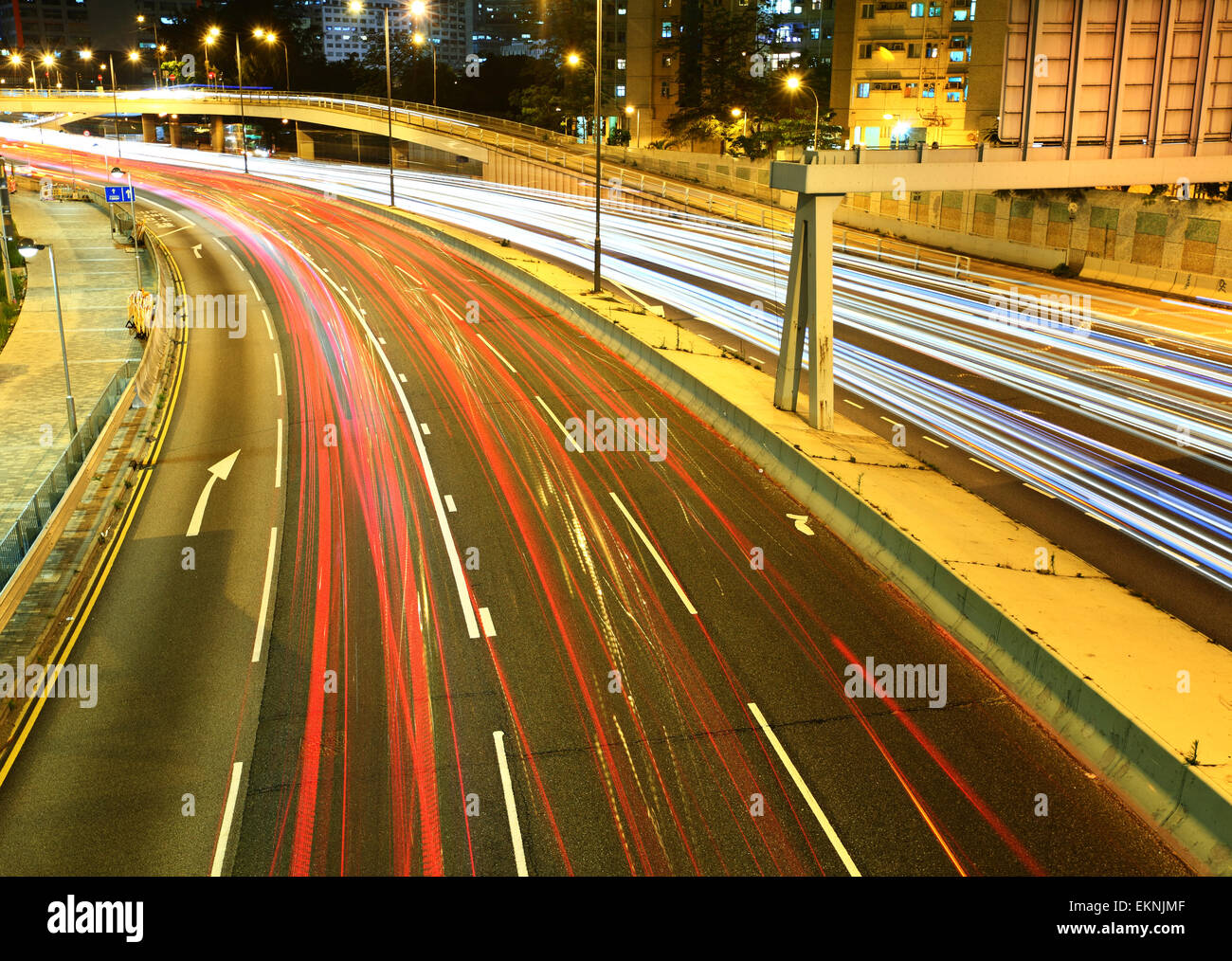 Il traffico su autostrada di notte Foto Stock