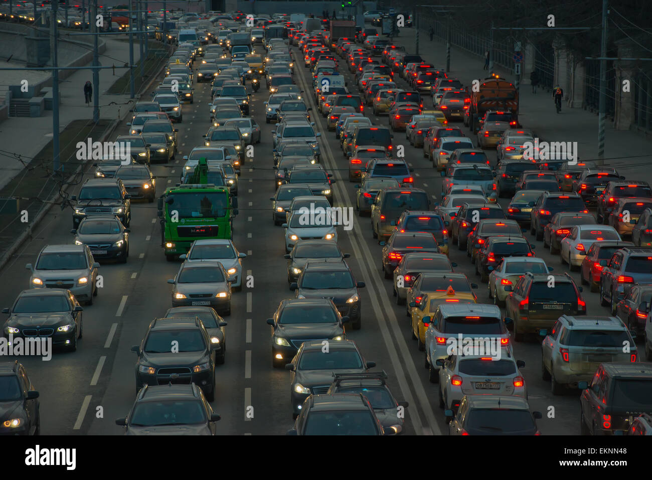 Le vetture si erge nel traffico sul centro della città di Mosca Russia Foto Stock