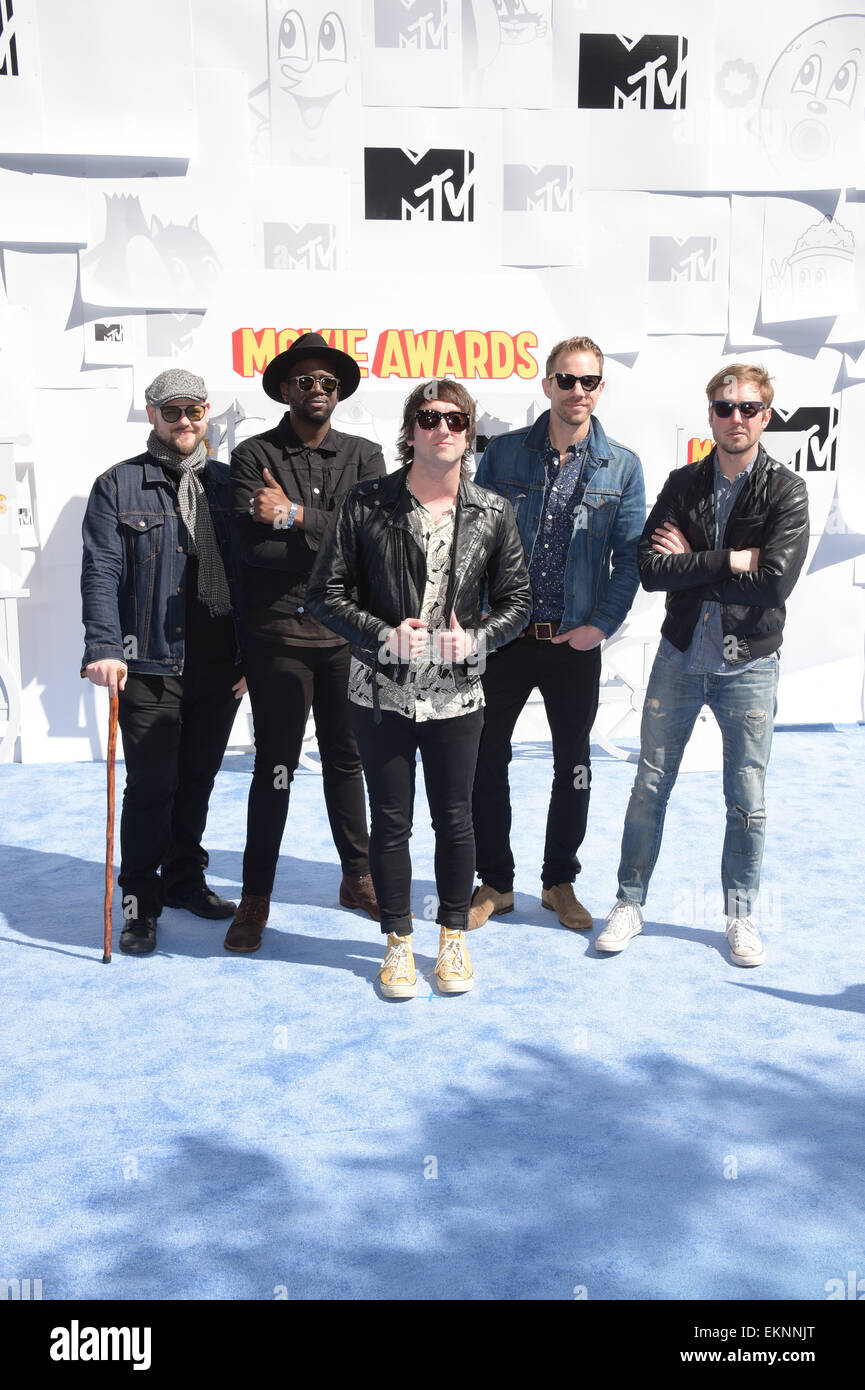 Los Angeles, California, USA. Xii Apr, 2015. Mike Retondo (l-r), De'Mar Hamilton, Tom Higgenson, Tim Lopez e Dave Tirio di musica del gruppo carta bianca comune e nuova T di frequentare il 2015 MTV Movie Awards presso il Nokia Theatre di Los Angeles Vive a Los Angeles, Stati Uniti d'America, il 12 aprile 2015. Credito: dpa picture alliance/Alamy Live News Foto Stock