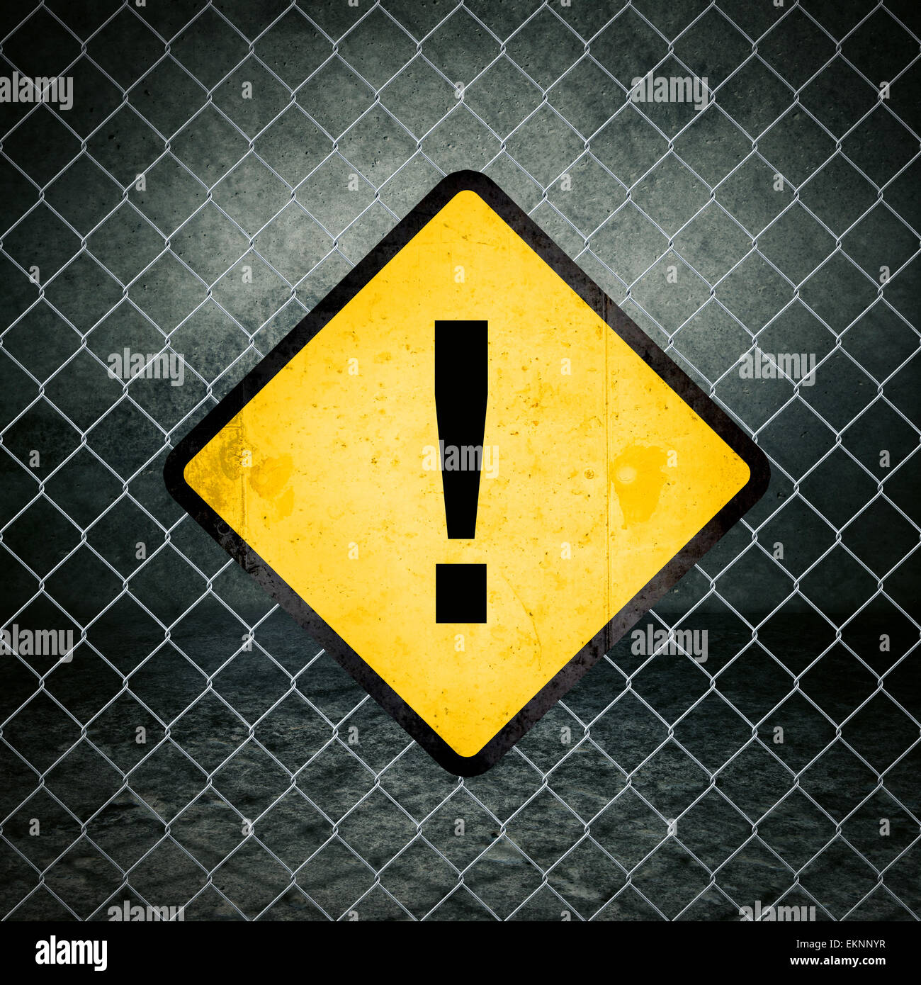 Punto esclamativo giallo Grunge segno di avvertimento sulla catena collegamento recinto di magazzini industriali Foto Stock