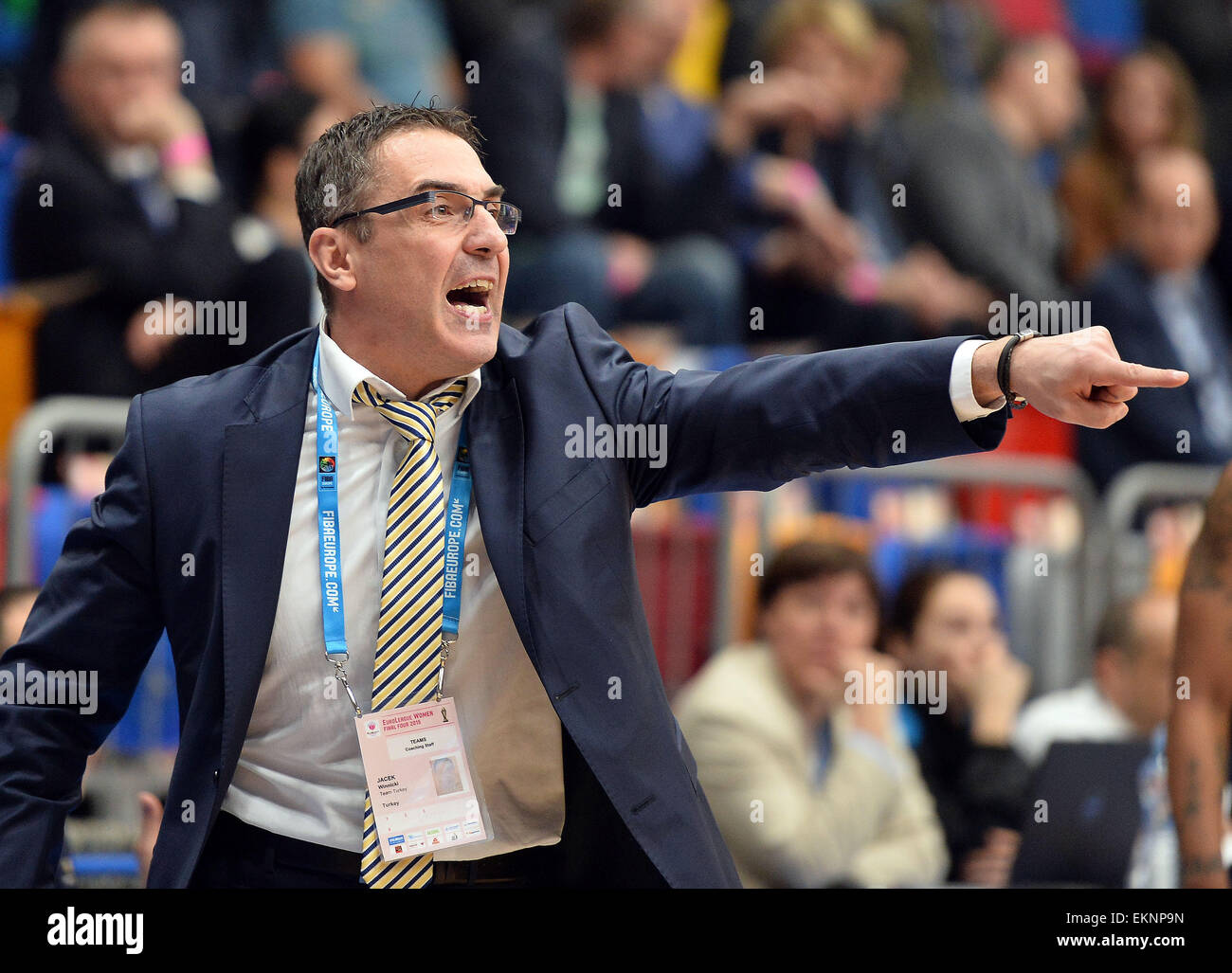 Fenerbahce Istanbul coach Jacek Winnicki durante la donna Eurolega di basket di finale quattro del torneo corrispondono a Praga Repubblica Ceca, domenica 12 aprile, 2015. Le squadre hanno lottato per il terzo posto nel torneo. (CTK foto/Katerina Sulova) Foto Stock