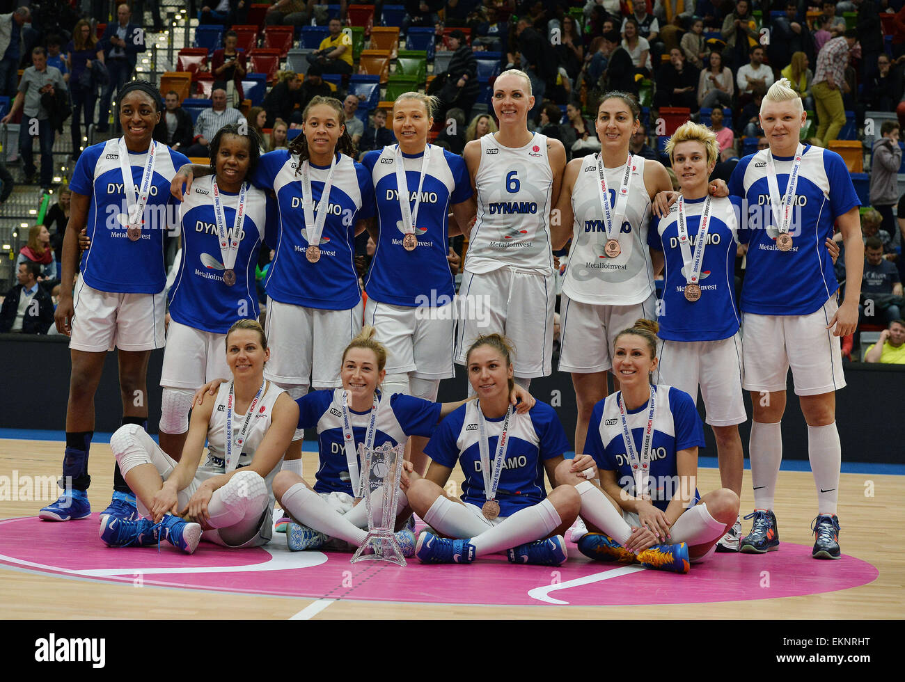 Dinamo Kursk pongono team dopo aver sconfitto Fenerbahce Istanbul in donne di Eurolega di basket di finale quattro del torneo corrispondono a Praga Repubblica Ceca, domenica 12 aprile, 2015. Le squadre hanno lottato per il terzo posto nel torneo. (CTK foto/Katerina Sulova) Foto Stock