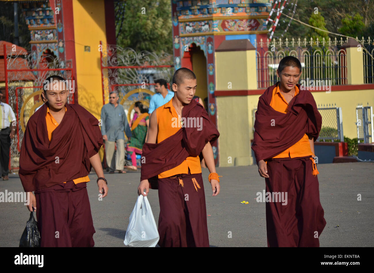 Buddisti monaci tibetani in un abito tradizionale nella parte anteriore del monastero di Namdroling vicino a Bangalore, Karnataka, India Foto Stock