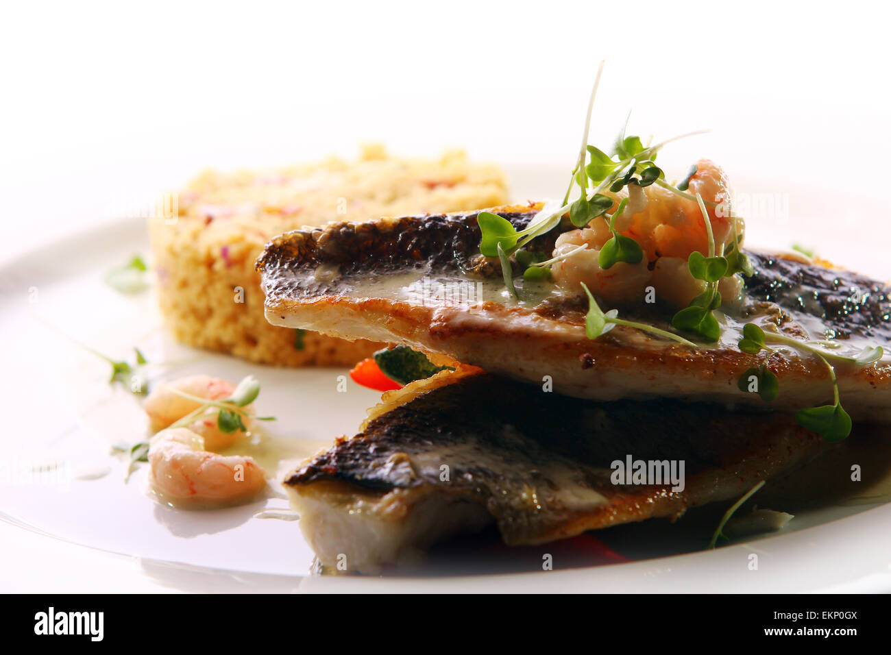 Gourmet di pesce grigliato servito con gamberetti Foto Stock