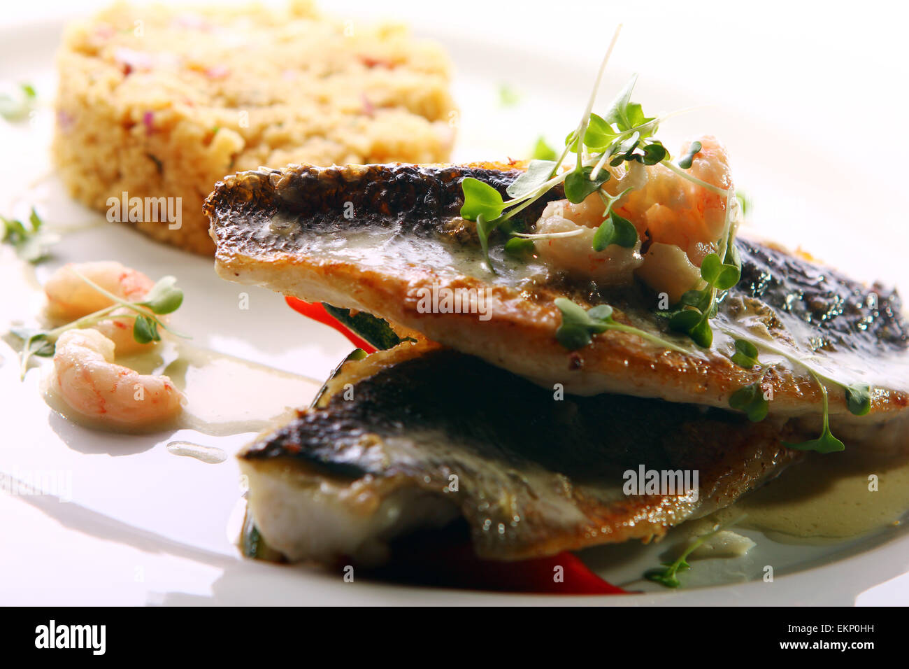 Gourmet di pesce grigliato servito con gamberetti Foto Stock