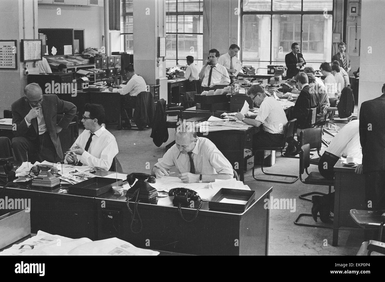 Scene di occupato sul Daily Herald news desk, 1964. Foto Stock