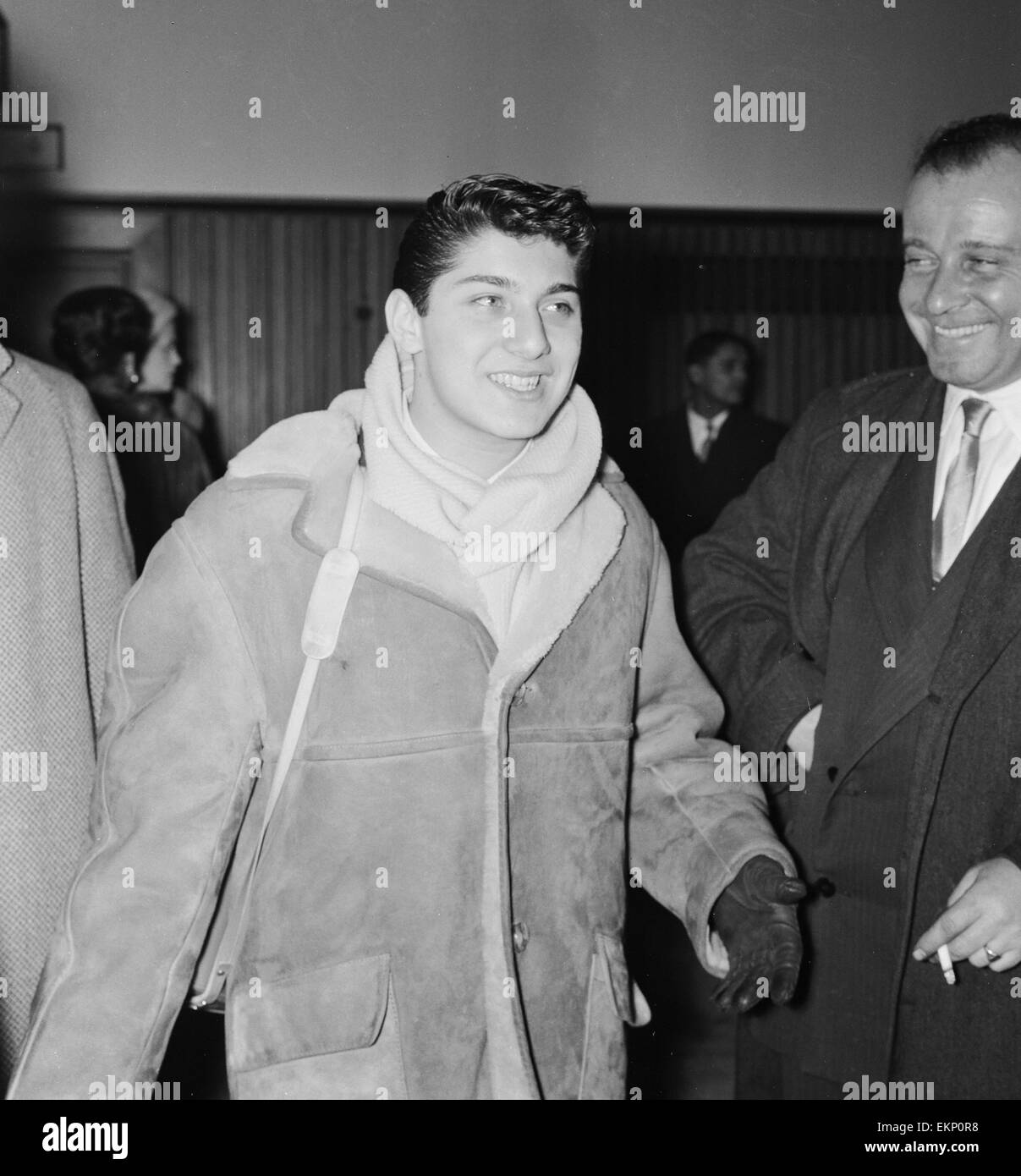 Il cantante canadese il cantautore Paul Anka all'arrivo all'aeroporto di Londra prima della sua apparizione nel programma televisivo "Il 1959 Show'. Il 20 gennaio 1959. Foto Stock