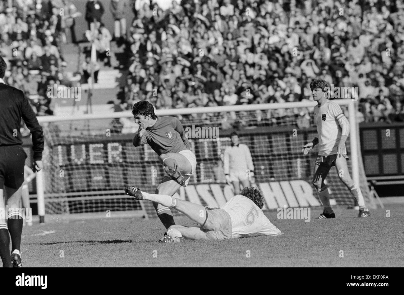 1978 World Cup secondo turno gruppo a una partita a Buenos Aires, Argentina. Italia 1 v Holland 2. Italia di Paolo Rossi affrontato da Wim Jansen 21 Giugno 1978. Foto Stock