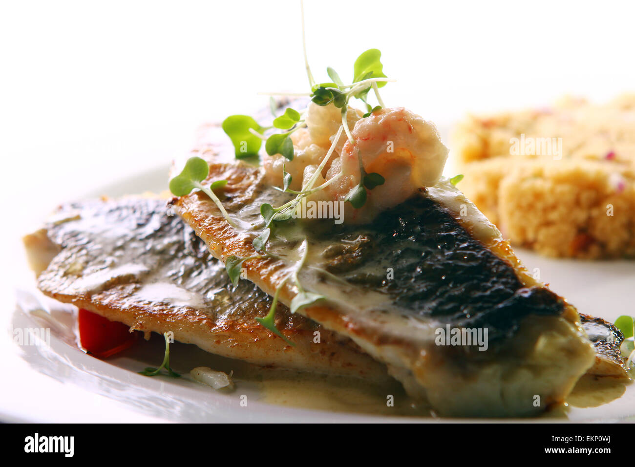 Gourmet di pesce grigliato servito con gamberetti Foto Stock
