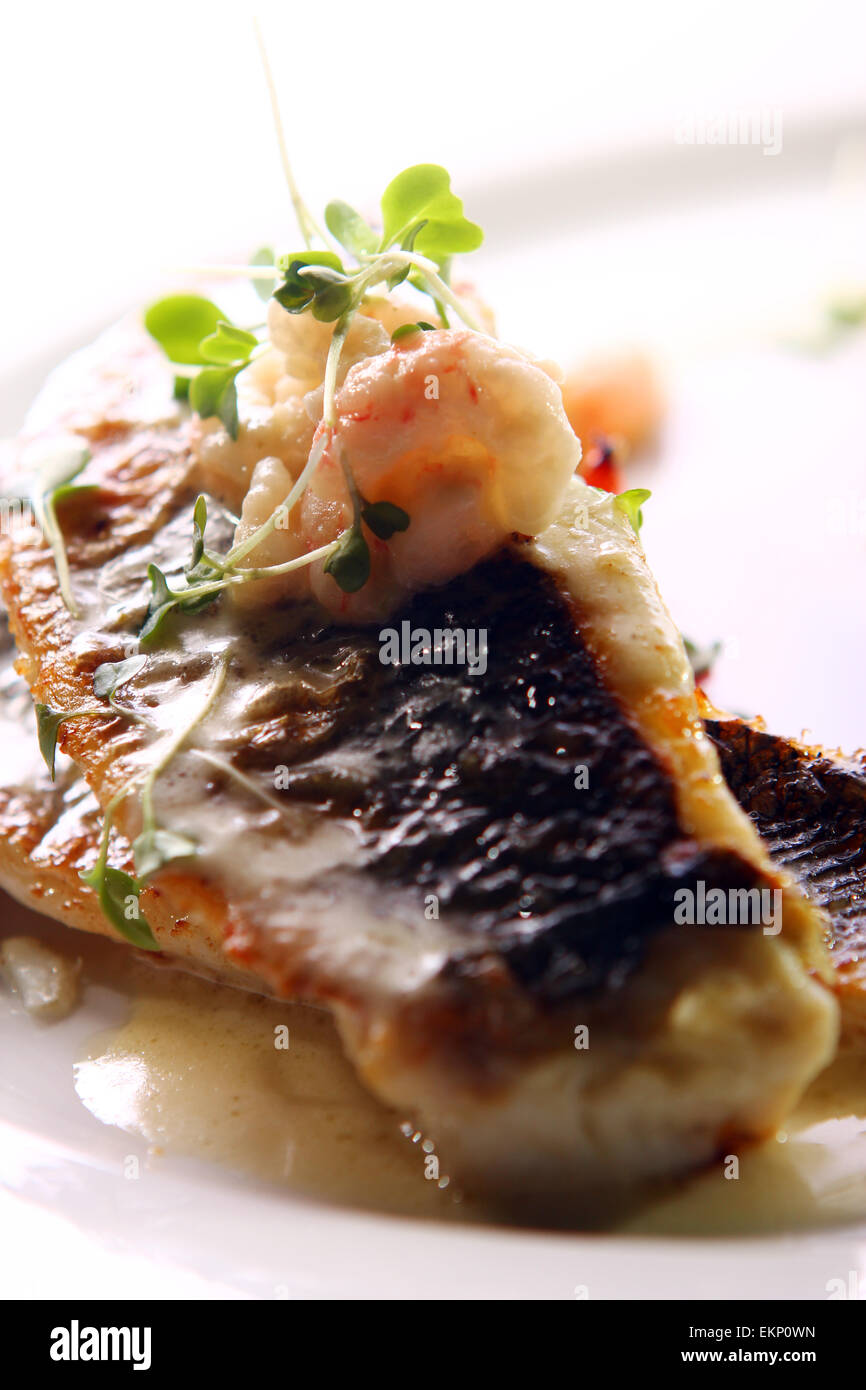 Gourmet di pesce grigliato servito con gamberetti Foto Stock