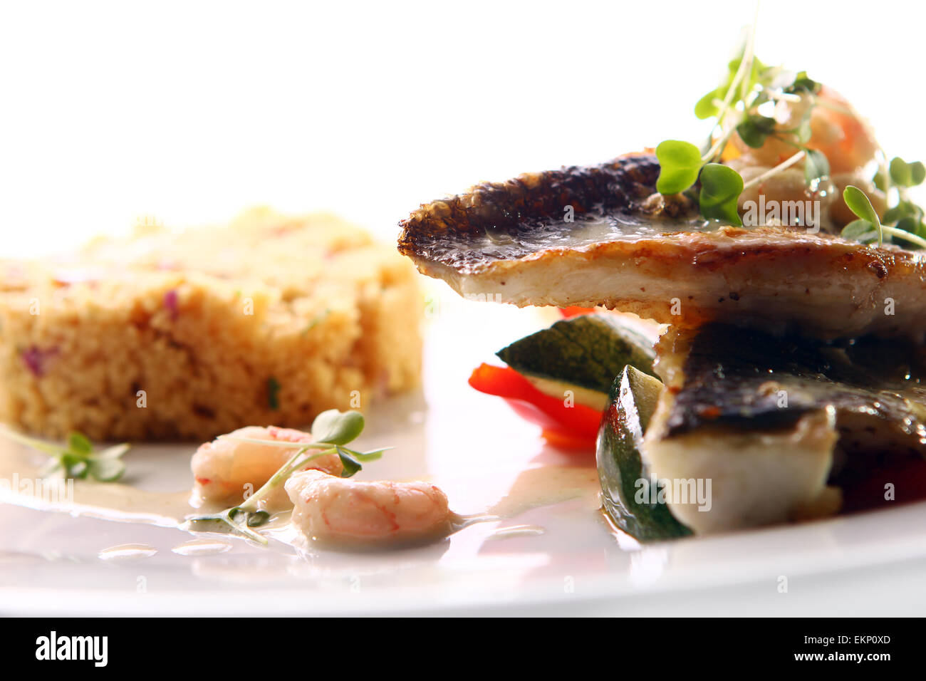 Gourmet di pesce grigliato servito con gamberetti Foto Stock