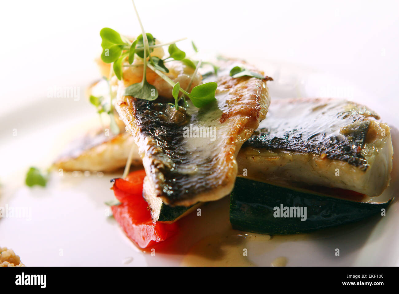 Gourmet di pesce grigliato servito con gamberetti Foto Stock