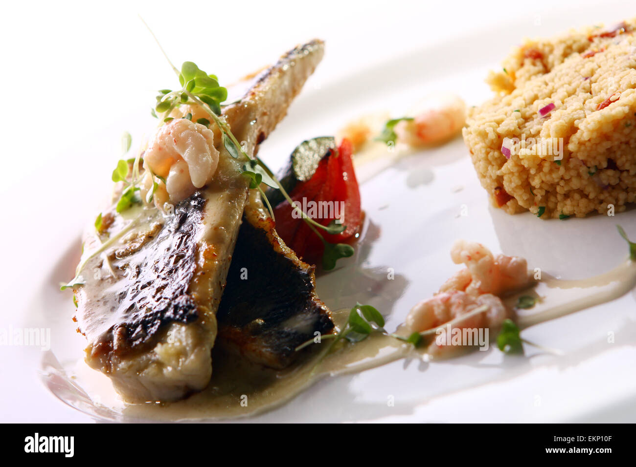 Gourmet di pesce grigliato servito con gamberetti Foto Stock