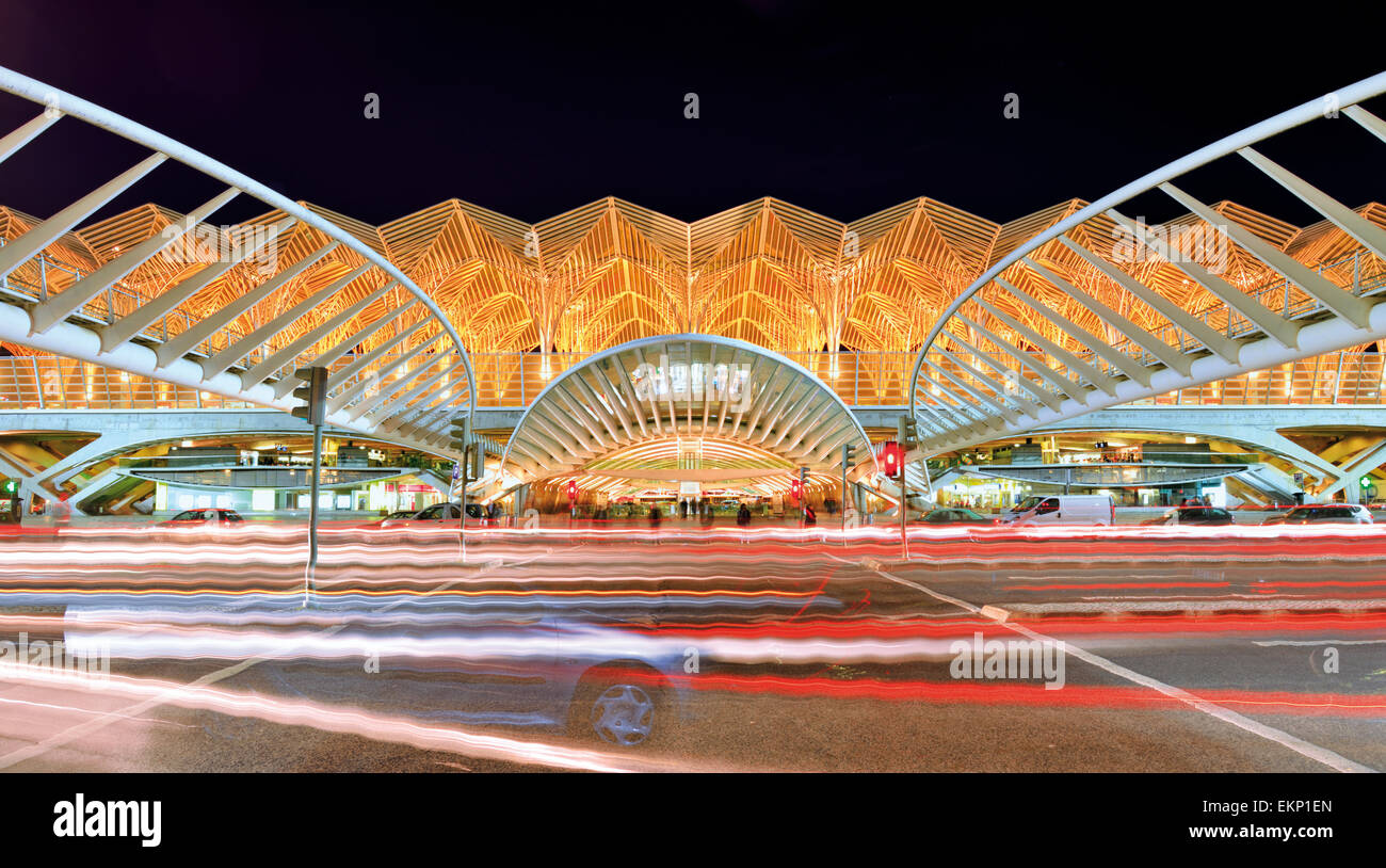 Il portogallo Lisbona: illuminazione notturna presso la stazione di moderna Garé do Oriente nella parte orientale della città parte Parque das Nacoes Foto Stock