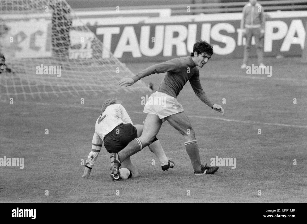 1978 World Cup secondo turno gruppo a una partita a Buenos Aires, Argentina. Italia v Germania Ovest 0. Italia di Paolo Rossi contestata da Berti Vogts. 14 giugno 1978. Foto Stock
