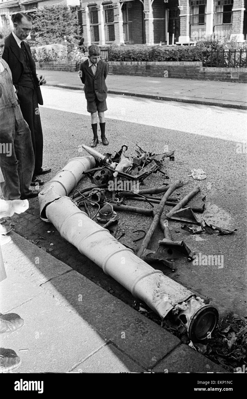 V2 incidente a razzo a Tewkesbury terrazza, Limiti Green Road, Southgate. Parti del razzo dopo l esplosione. Il 16 settembre 1944. Foto Stock