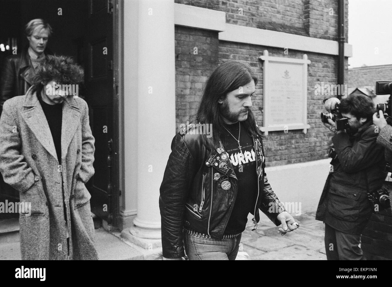Messa di requiem per Irish rock star Phil Lynott, cantante dei Thin Lizzy, tenutasi in una chiesa in Richmond, Surrey. Persone in lutto lasciano la chiesa dopo il servizio. 9 gennaio 1986. Foto Stock