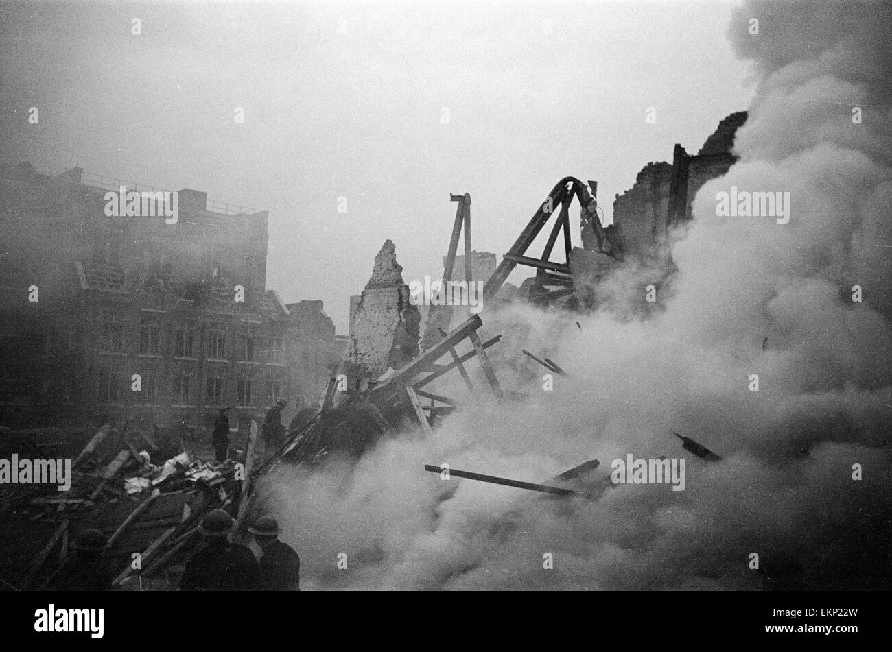 V2 incidente a razzo in Middlesex St, Aldgate East. OPS norvegese distrutto il Collegio Navale. Il 10 novembre 1944. Foto Stock