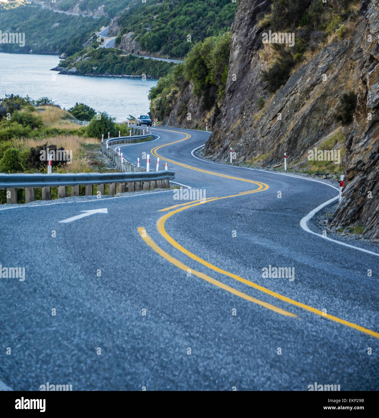La Highway 6 che segue le rive del lago Wakatipu, Queenstown, South Island, in Nuova Zelanda. Foto Stock