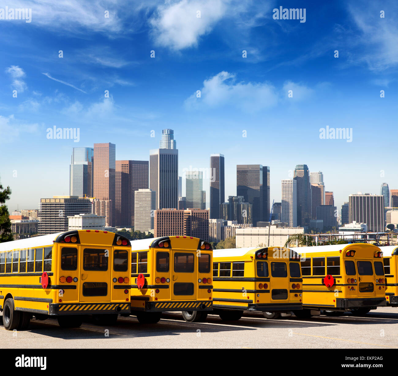 Scuola bus in una fila a LA skyline per montaggio di foto Foto Stock