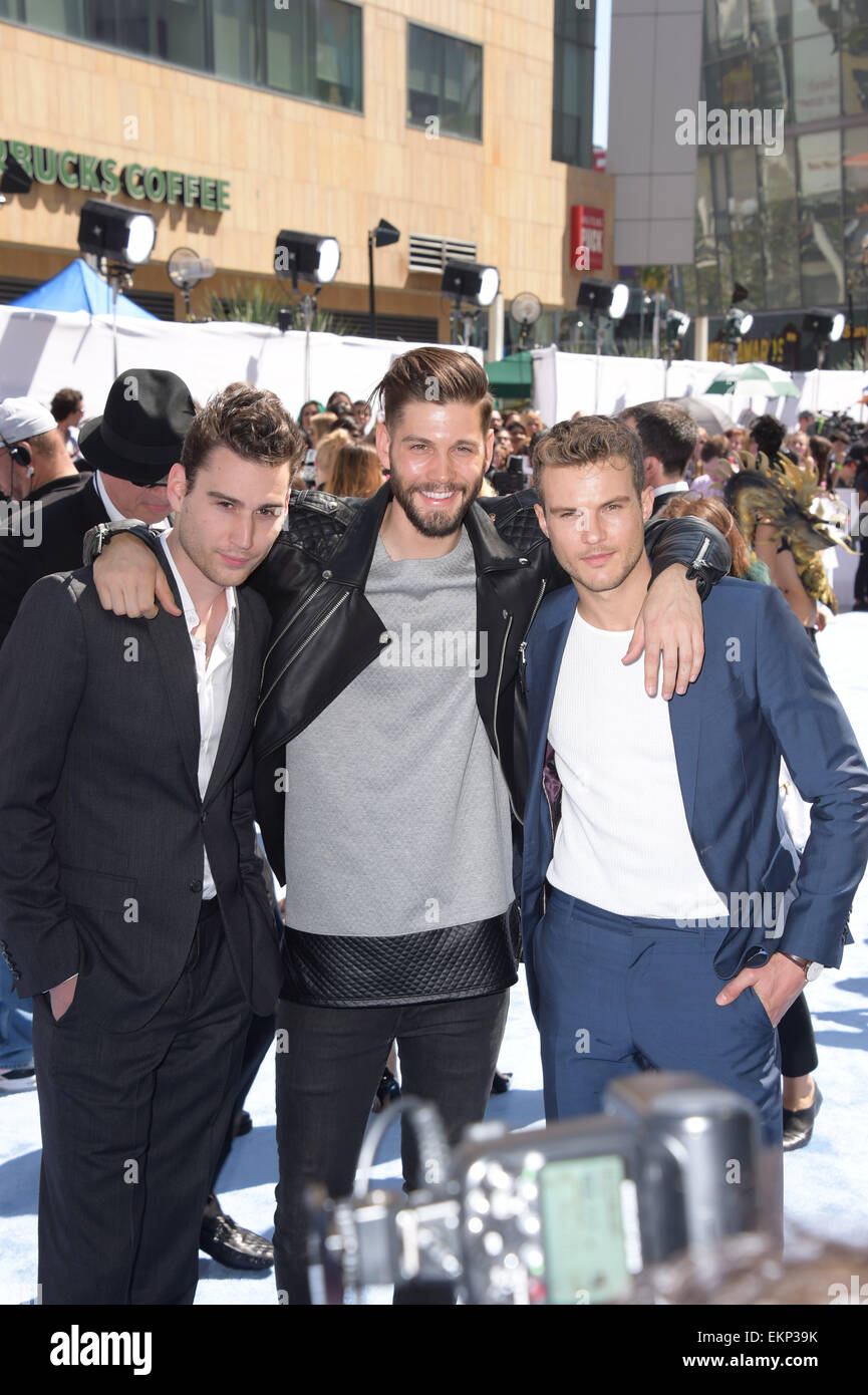 Los Angeles, California, USA. Xii Apr, 2015. Protagonisti John Garet Stoker (l-r), Ryan Cooper e Casey Jon Deidrick frequentare il 2015 MTV Movie Awards presso il Nokia Theatre di Los Angeles Vive a Los Angeles, Stati Uniti d'America, il 12 aprile 2015. Credito: dpa picture alliance/Alamy Live News Foto Stock