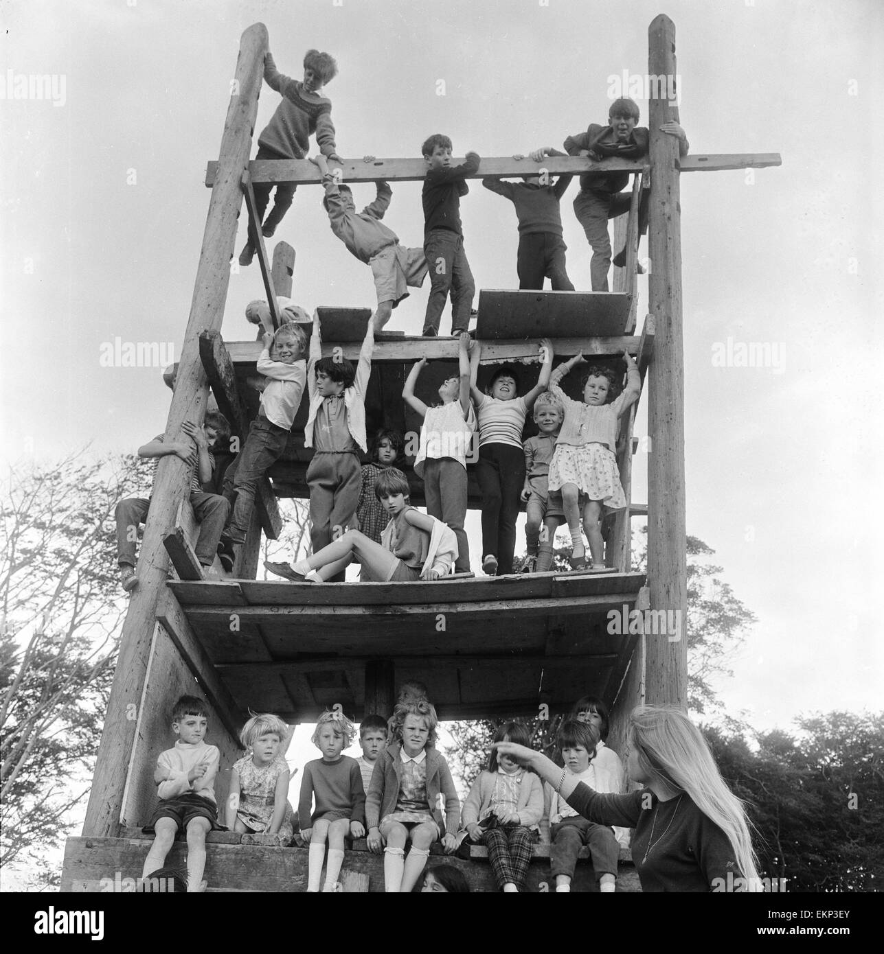 Bambini che giocano su telai di arrampicata presso il parco avventura in Moulsecomb, Brighton. Il 7 agosto 1961. Foto Stock