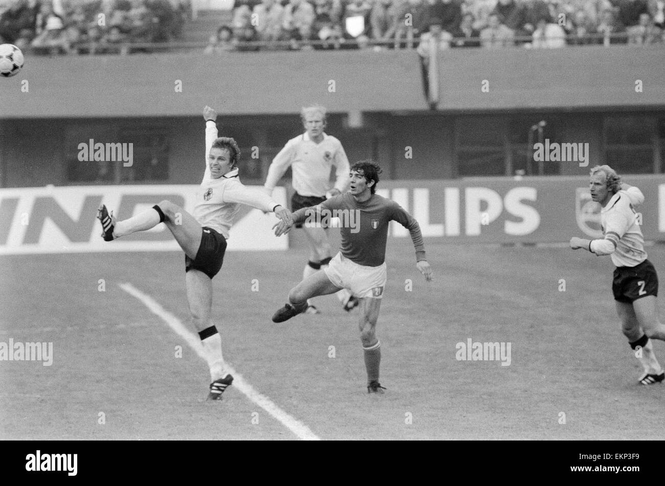 1978 World Cup secondo turno gruppo a una partita a Buenos Aires, Argentina. Italia v Germania Ovest 0. Italia di Paolo Rossi le sfide per la sfera. 14 giugno 1978. Foto Stock
