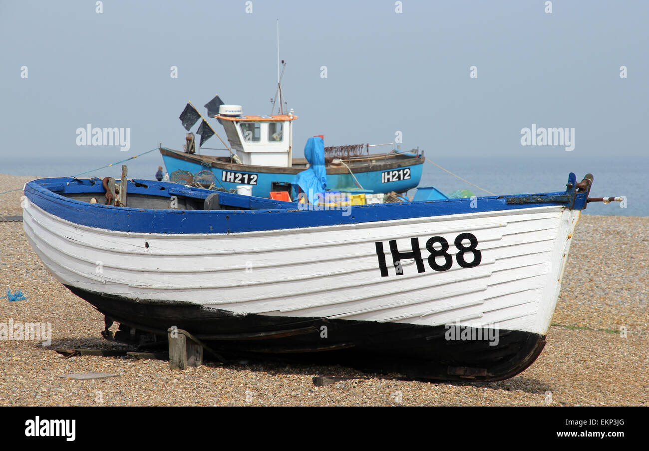 Barche di pescatori sulla spiaggia di Aldeburgh, Suffolk Foto Stock