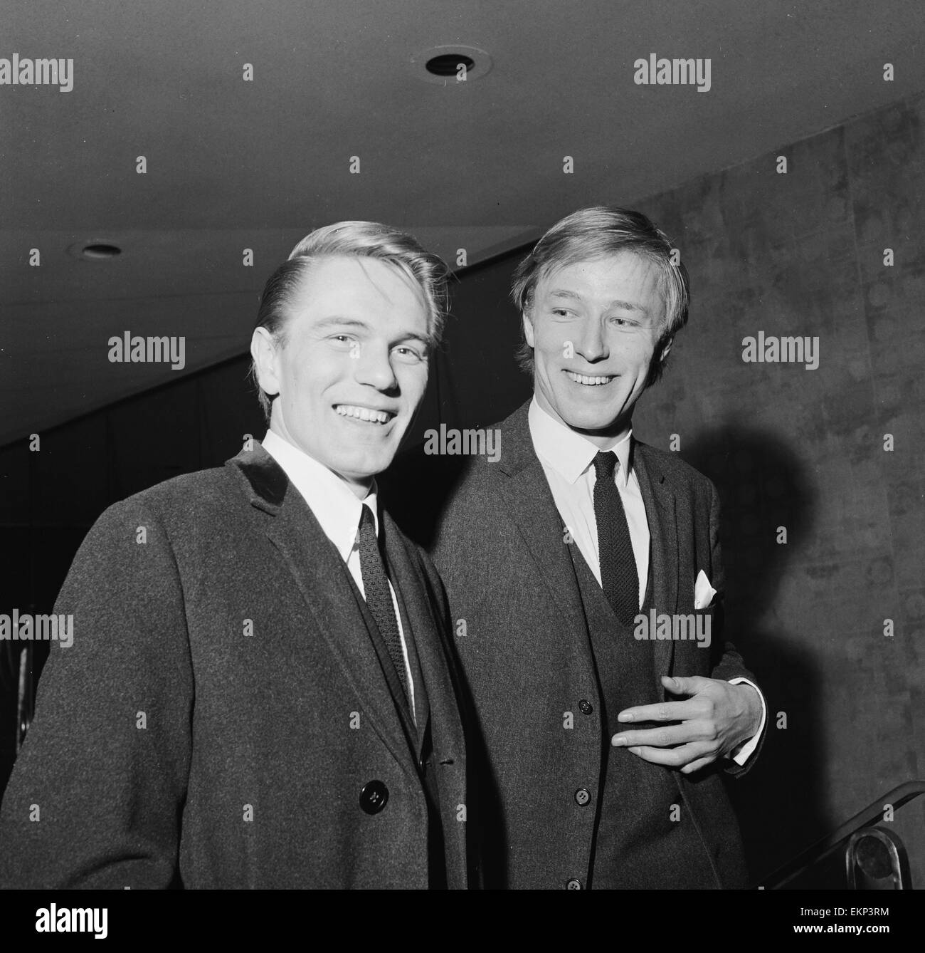 Cantanti Pop Mike Sarne (destra) e Adam fede all'Empire Theatre di Leicester Square per la prima notte del film "Amore in Las Vegas'. Undicesimo Marzo 1964. Foto Stock