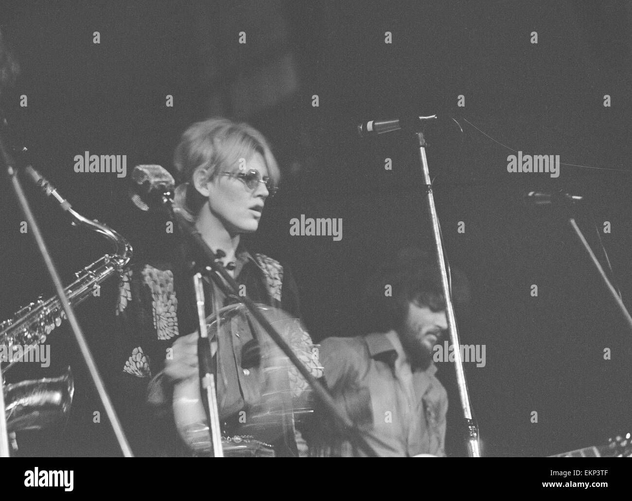 Delaney & Bonnie & Friends concerto di musica a Birmingham Town Hall 4 dicembre 1969. Nota: Concerto eseguito in condizioni di scarsa luminosità senza flash fotografia ammessi.Caption locale *** Delaney Bramlett Bonnie Bramlett Foto Stock