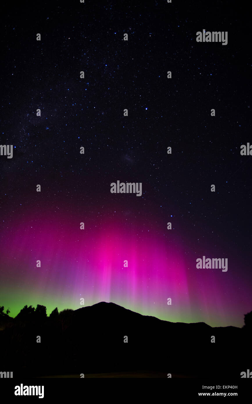 Le luci del sud, Aurora Australis, a Martins Bay, Hollyford via, South Island, in Nuova Zelanda. Foto Stock