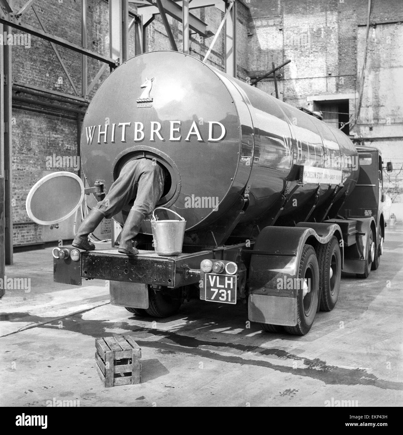 Una petroliera conducente visto qui la pulizia dell'interno del suo veicolo presso il birrificio di Whitbread. Il 3 ottobre 1958. Foto Stock