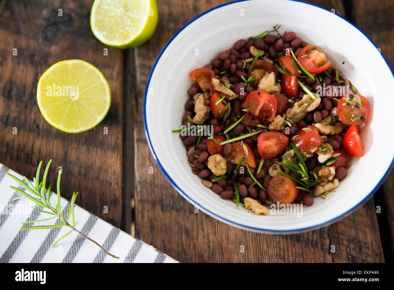 Aduki insalata di fagioli con rosmarino e pomodoro ciliegino's Foto Stock