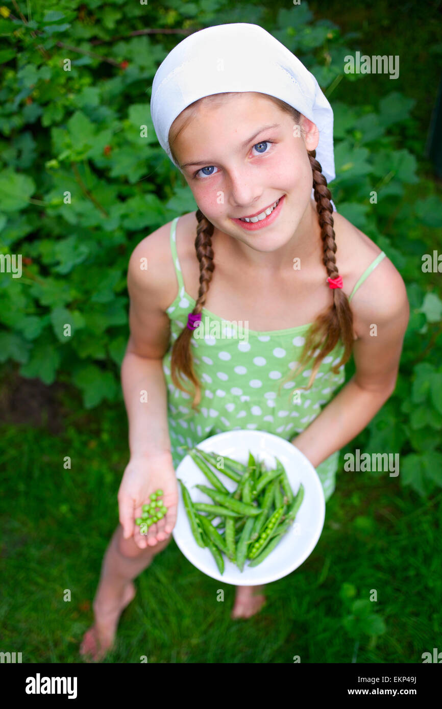 Ragazza con un piselli verdi Foto Stock