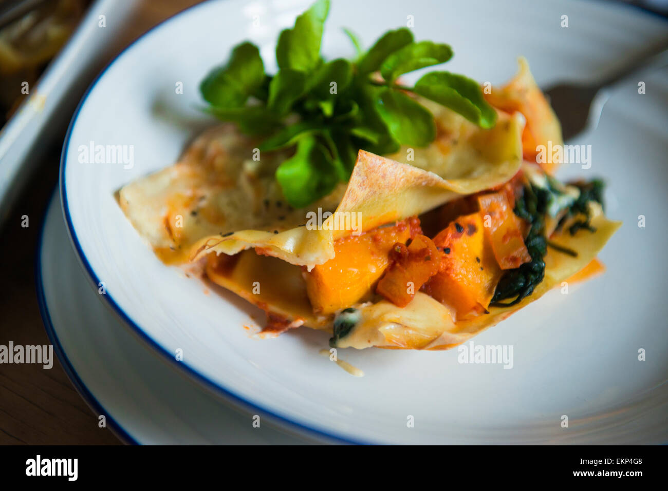 La zucca e spinaci lasagne Foto Stock
