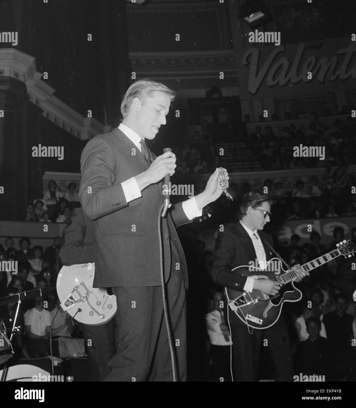 British pop singer Mike Sarne esibirsi sul palco della Prom Pop presso la Royal Albert Hall. Il 16 settembre 1962. Foto Stock