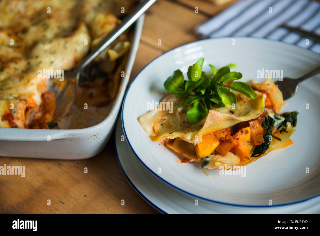 La zucca e spinaci lasagne Foto Stock