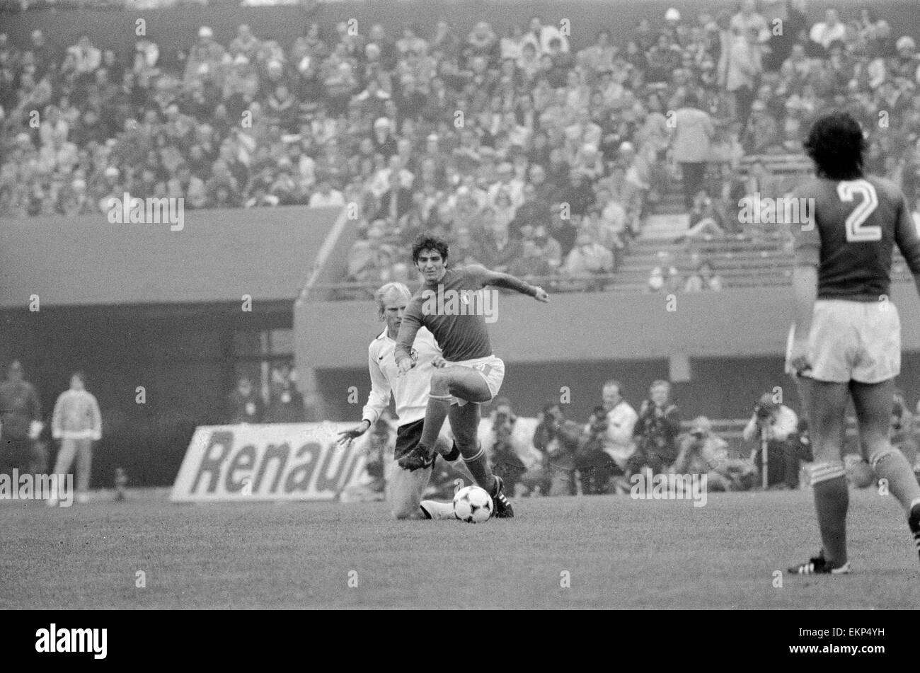 1978 World Cup secondo turno gruppo a una partita a Buenos Aires, Argentina. Italia v Germania Ovest 0. Italia di Paolo Rossi contestata da Berti Vogts. 14 giugno 1978. Foto Stock