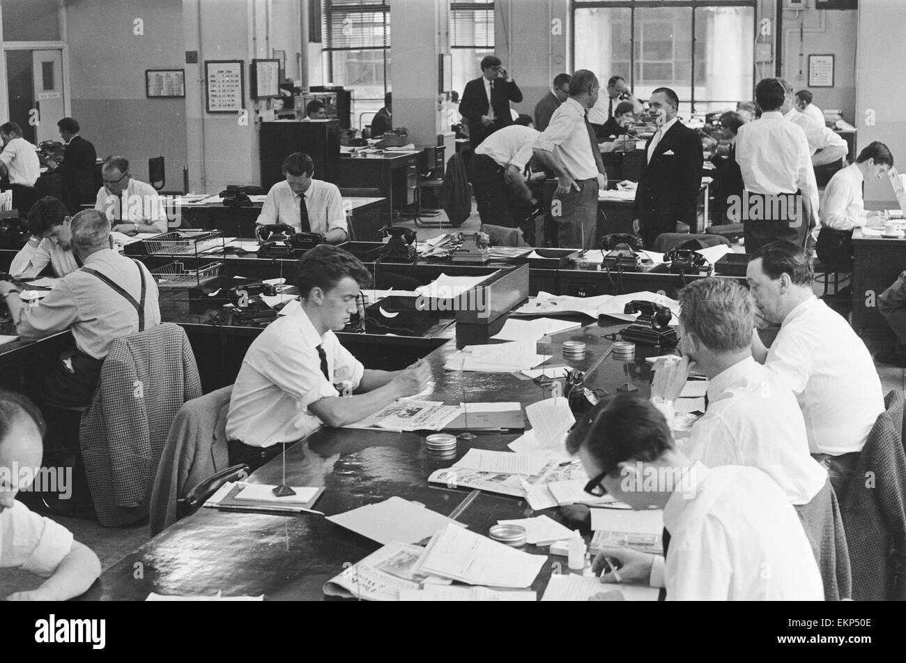 Scene di occupato sul Daily Herald news desk, 1964. Foto Stock