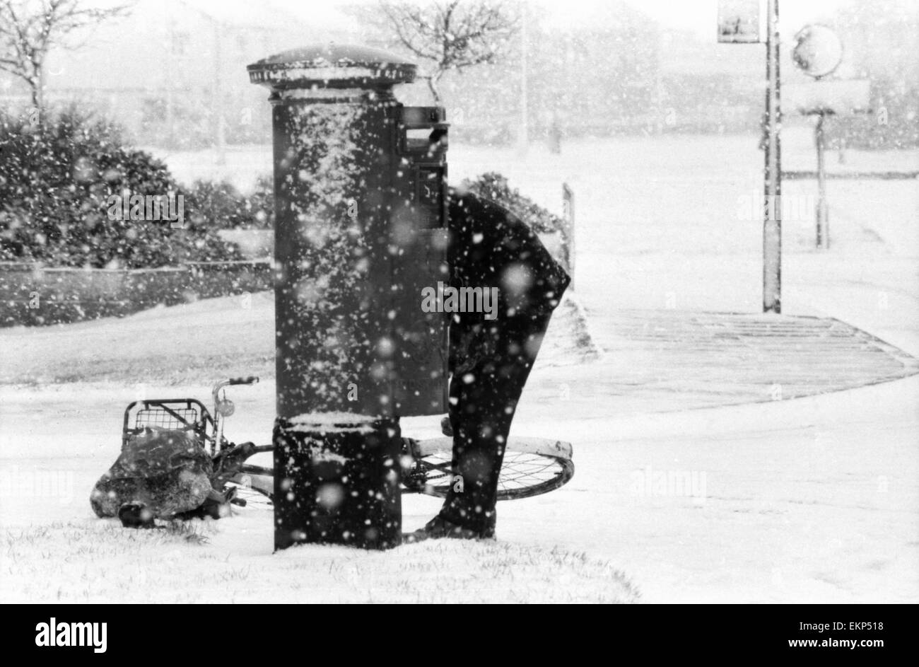 La neve cade nel Kent: Il postino raccogliere la posta nella neve pesante caduta a Newington, Ramsgate Kent . Febbraio 1978 78-0684-001 Foto Stock