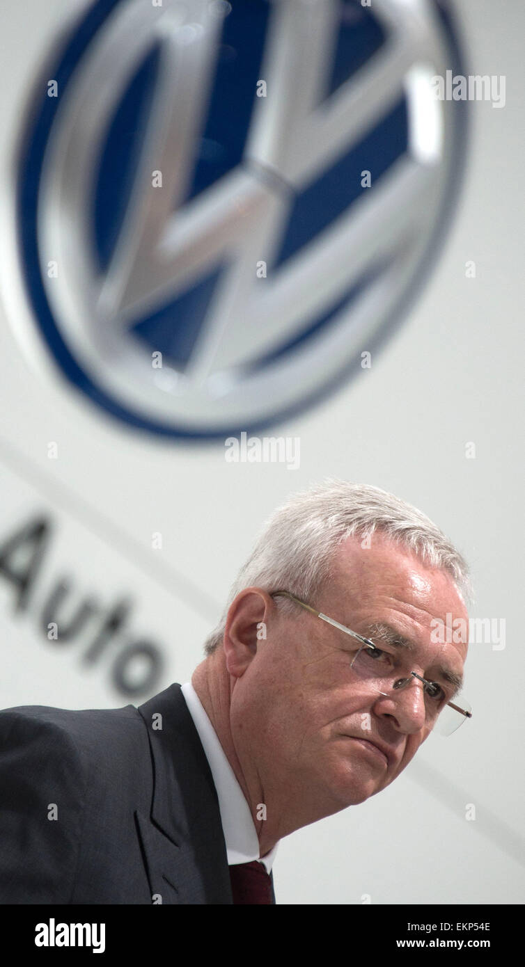 Hannover, Germania. Xiii Apr, 2015. CEO di Volkswagen Martin Winterkorn, sorge di fronte al logo VW presso lo stand di VW presso la fiera di Hannover a Hannover, Germania, 13 aprile 2015. La fiera commerciale corre dal 13 aprile fino al 17 aprile 2015. Questo anno il paese partner è l'India. Foto: JOCHEN LUEBKE/dpa/Alamy Live News Foto Stock