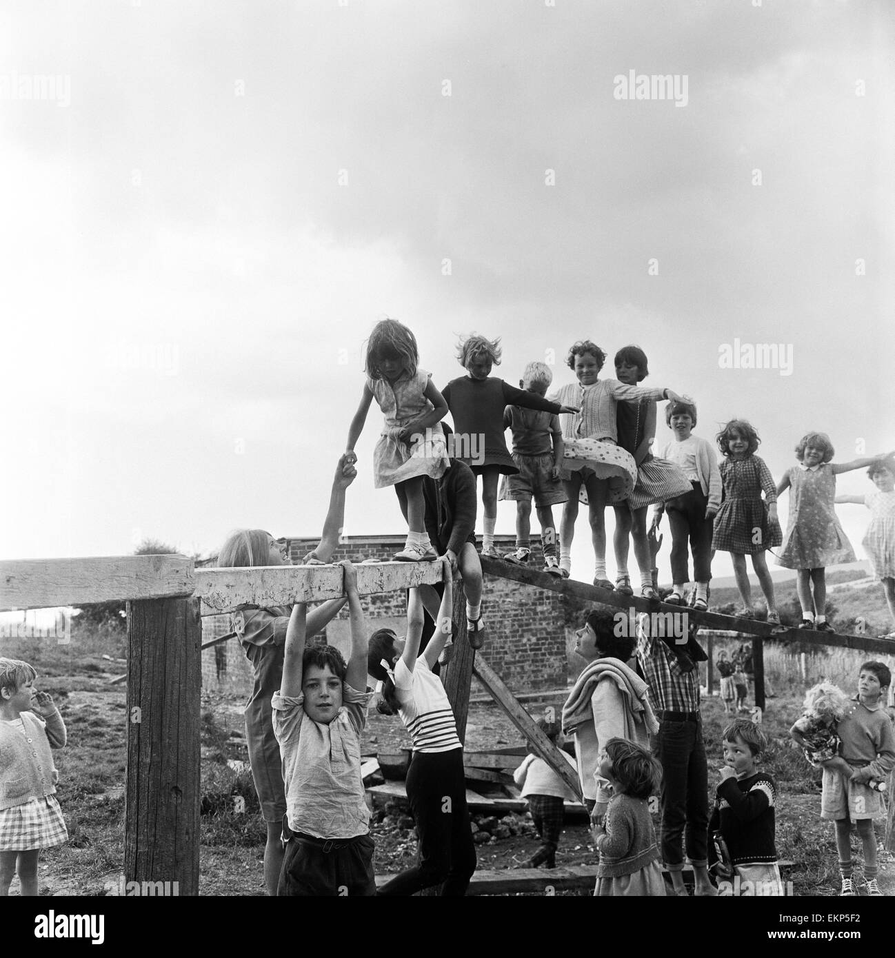 Bambini che giocano su telai di arrampicata presso il parco avventura in Moulsecomb, Brighton East Sussex. Il 7 agosto 1961. Foto Stock