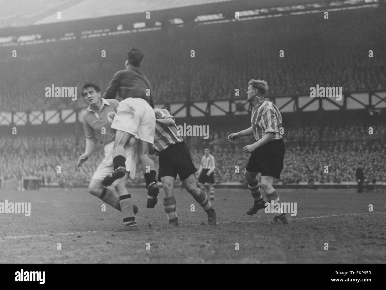 Sunderland v Blackpool league a Roker Park, 8 ottobre 1949. Sunderland gli appassionati di calcio sono state chiedendo se stessi prima di questo gioco la ragione per il fatto Blackpool non aveva concesso un gol in cinque partite. Dopo aver guardato il Seasiders in azione a R Foto Stock